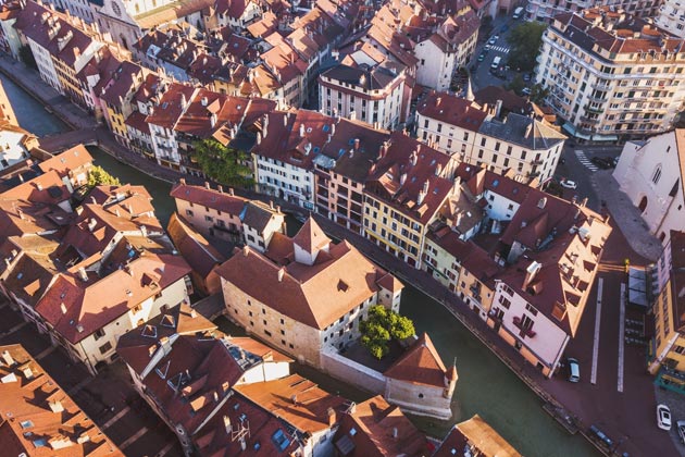 Vue d'hélicoptère de l'appartement où un appartement a eu le débouchage de canalisation Annecy